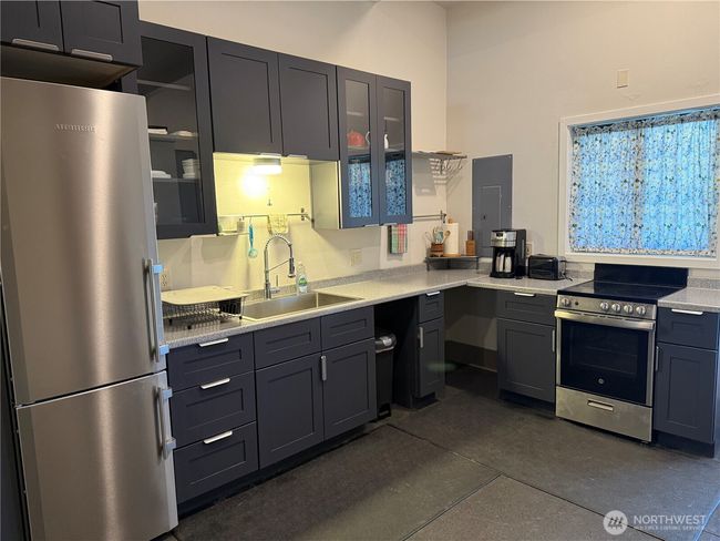 kitchen space is great | Image 18