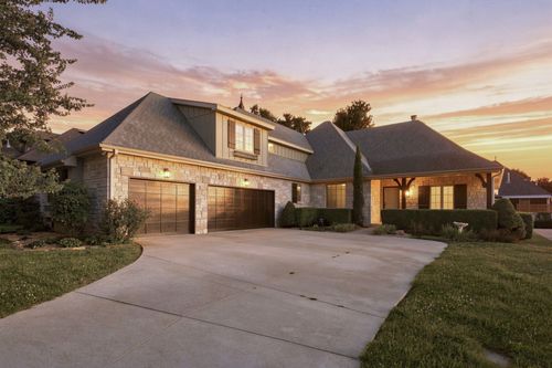 879 E Westchester Dr, Springfield, MO, 65810-2876 | Card Image