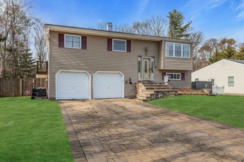 18 Cinque Ln, Bayport, NY, 11705-1215 | Card Image