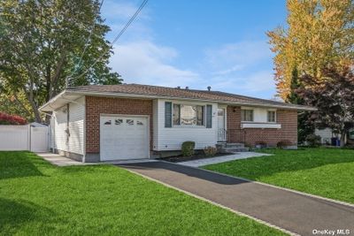 252 W 10th Street, House other with 3 bedrooms, 1 bathrooms and null parking in Deer Park NY | Image 2