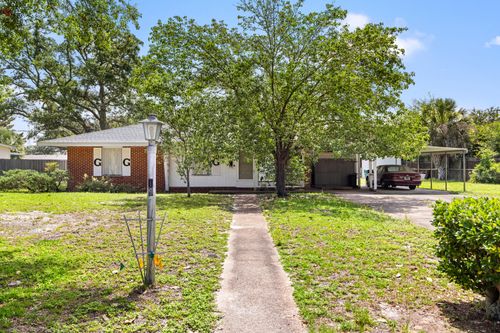 19 Stewart Cir, Fort Walton Beach, FL, 32547-2712 | Card Image