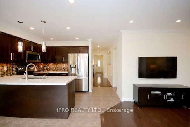 867 Fowles Crt, House attached with 4 bedrooms, 3 bathrooms and 2 parking in Milton ON | Image 11