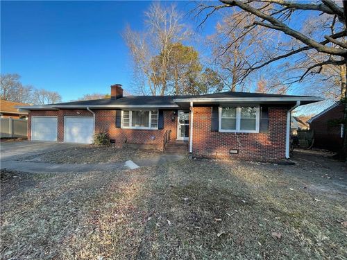 122 Kendall Dr, Newport News, VA, 23601-3026 | Card Image