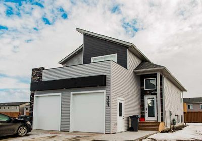 9507 114 Ave, House detached with 5 bedrooms, 3 bathrooms and 4 parking in Clairmont AB | Image 1