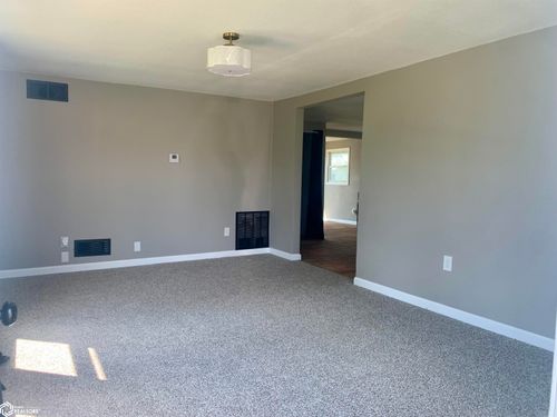 2115 Racine Ave, Burlington, IA, 52601-2250 | Card Image