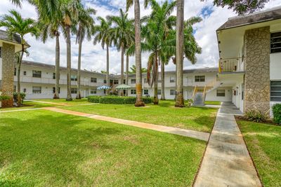 202 - 6211 Sw 37th St, Condo with 2 bedrooms, 1 bathrooms and null parking in Davie FL | Image 2