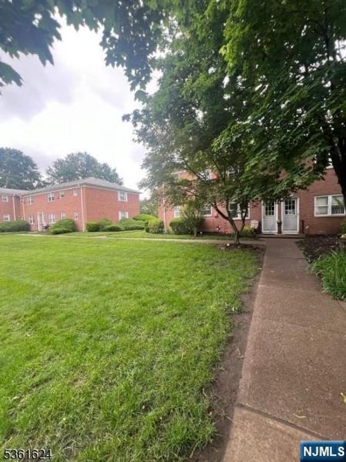 37 Manchester Ct, Wayne, NJ, 07470-3391 | Card Image