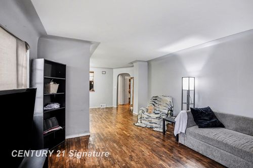 2002 Marquette St, Saginaw, MI, 48602-1917 | Card Image