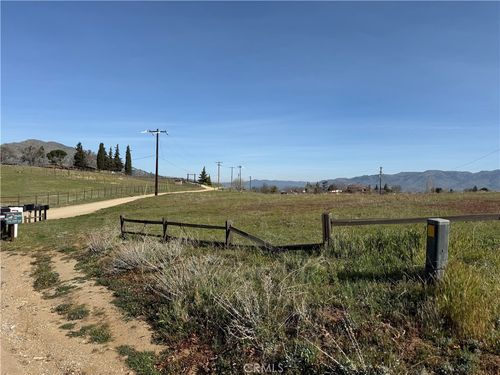21258 Jeffery Rd, Tehachapi, CA, 93561-8892 | Card Image