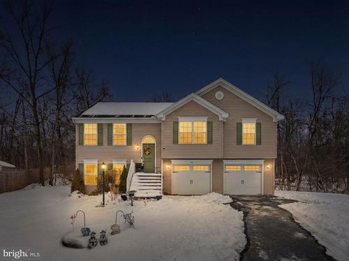 111 Hosta Ct, MARTINSBURG, WV, 25401-2733 | Card Image