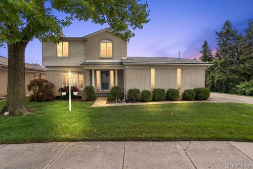 55-46636 E Oakwood Dr, Macomb, MI, 48044-3973 | Card Image