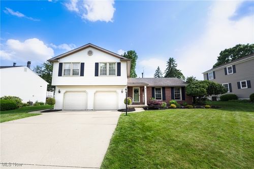 7995 Woodrush Dr Nw, North Canton, OH, 44720-5718 | Card Image
