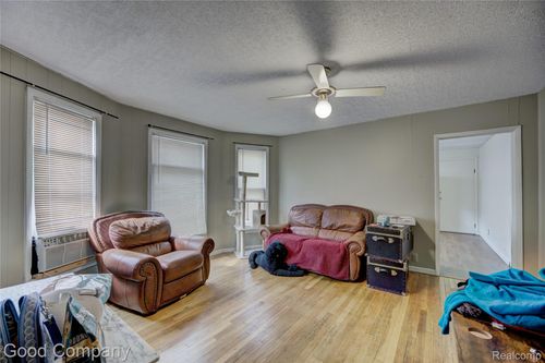 225 N Center St, Royal Oak, MI, 48067-1701 | Card Image