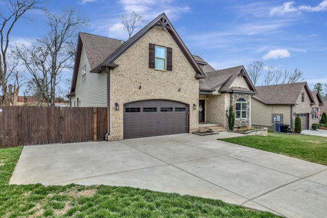 Extra parking space at the driveway | Image 27