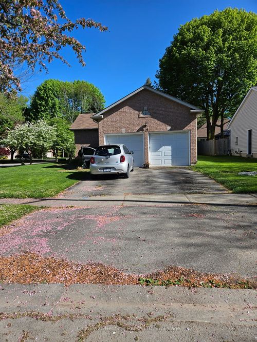 17 Meadowbrook Lane, Fonthill, ON, L3E0M5 | Card Image