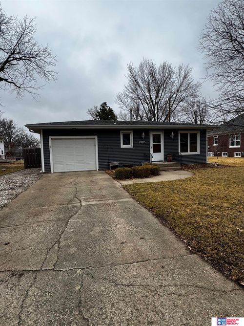 915 E 14th St, York, NE, 68467-2001 | Card Image