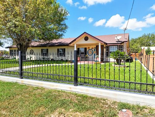 705 Starr St, Crystal City, TX, 78839-4411 | Card Image