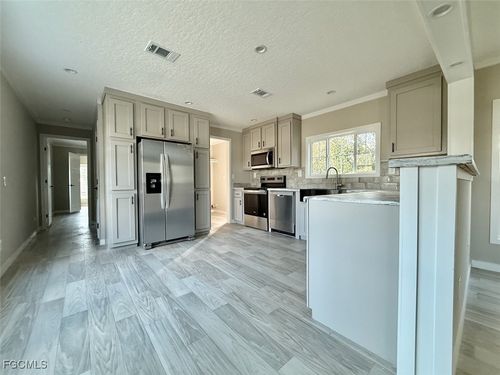 8104 Marx Dr, NORTH FORT MYERS, FL, 33917-7611 | Card Image