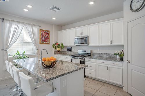 859 Helmsley Dr, Vacaville, CA, 95687-7958 | Card Image