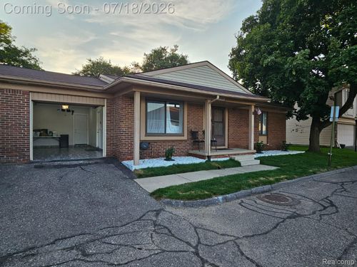 2926 Roundtree Dr, Troy, MI, 48083-2348 | Card Image