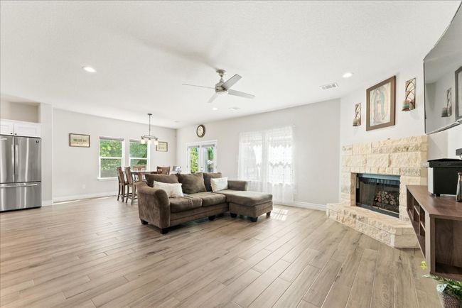 113 Tonkawa Dr, House other with 3 bedrooms, 2 bathrooms and 2 parking in Paige TX | Image 4