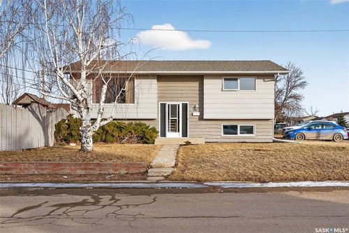 1351 14th Ave Sw, Moose Jaw, SK, S6H7E9 | Card Image