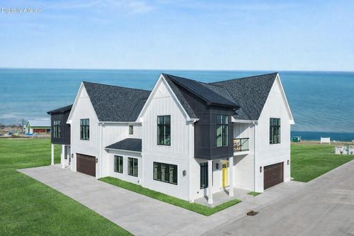 10-498 Bastle Wynd, Port Washington, WI, 53074-1240 | Card Image