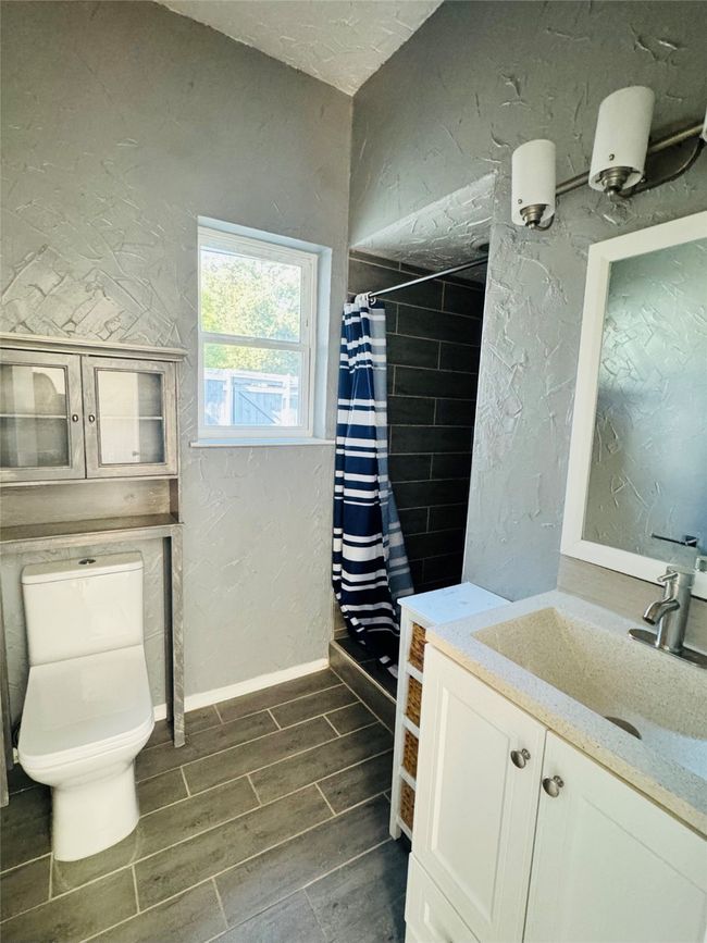Ensuite Full Bathroom | Image 11