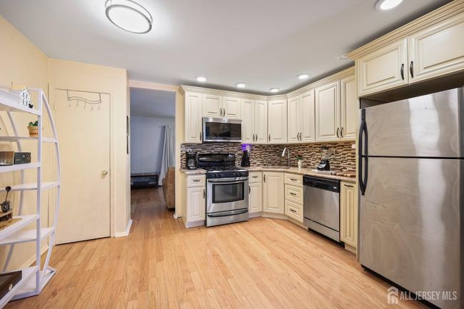 297 Constitution Cir, Townhouse with 3 bedrooms, 3 bathrooms and null parking in North Brunswick NJ | Image 5