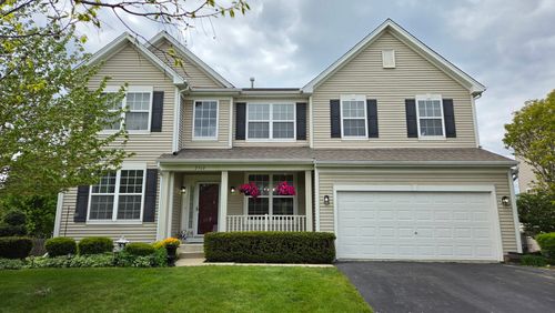 2560 W Spruce Dr, Round Lake, IL, 60073-5255 | Card Image