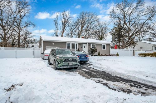 9 Amfer Ct, Bay Shore, NY, 11706-3312 | Card Image