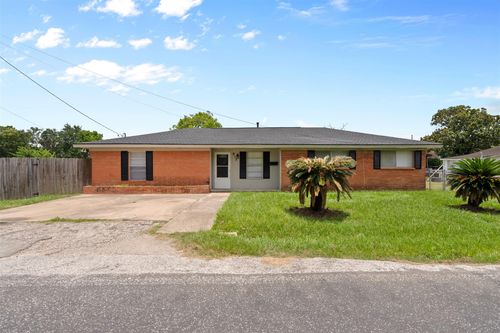 815 Rugeley St, Bay City, TX, 77414-6438 | Card Image