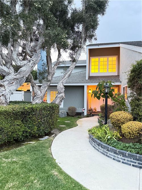 17881 Oldglen Ln, Huntington Beach, CA, 92649 | Card Image