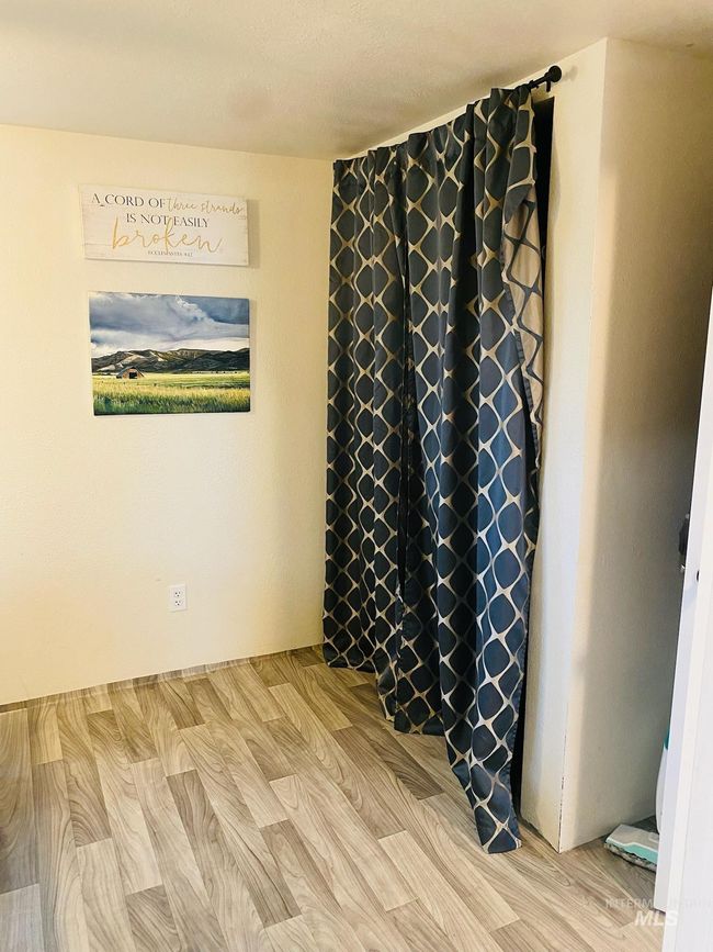 Spare room with wood finished floors | Image 19