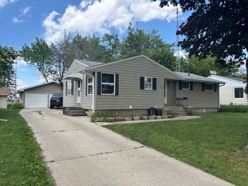 1103 Wilbur St, Worthington, MN, 56187-1677 | Card Image