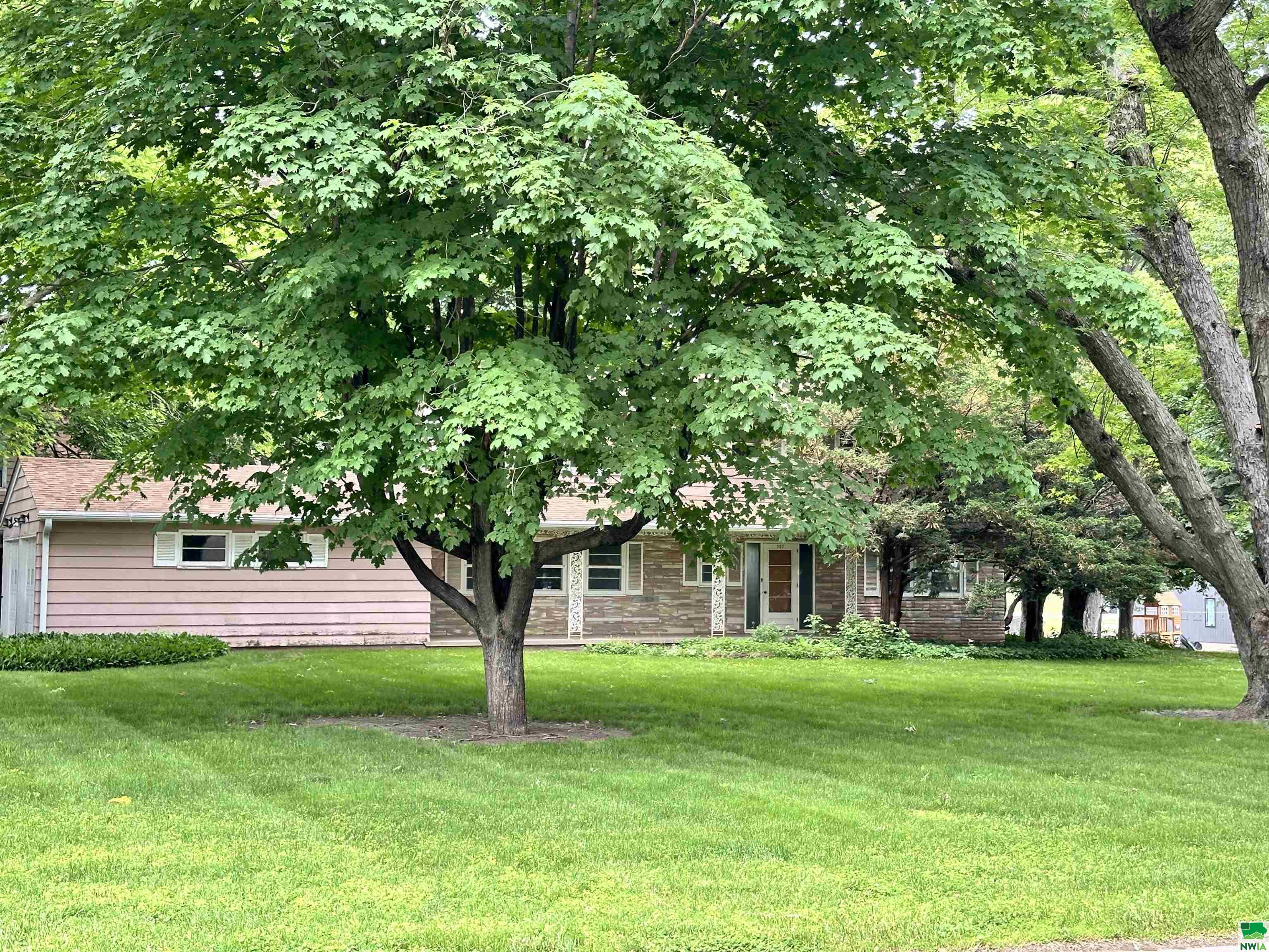 7th St, Orange City, IA 51041