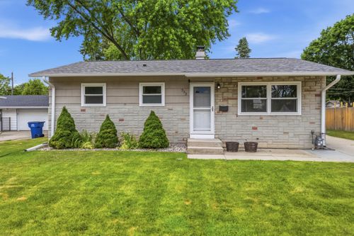 733 9th Ave, Grafton, WI, 53024-1426 | Card Image