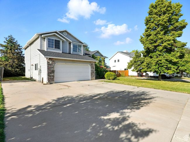 Traditional-style home with driveway and an attached garage | Image 27