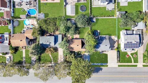 81 Division Ave, Levittown, NY, 11756-2921 | Card Image