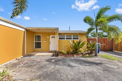 2040 Avenue H W, House other with 3 bedrooms, 2 bathrooms and null parking in Riviera Beach FL | Image 3