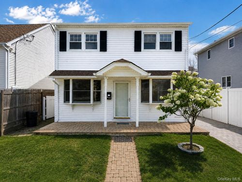 644 South 8th Street, West Babylon, NY, 11757 | Card Image