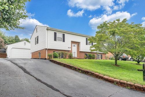 829 Pyrtle Dr, Salem, VA, 24153-6003 | Card Image