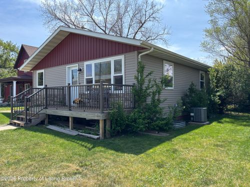 303 3rd Ave N, Hettinger, ND, 58639-7135 | Card Image