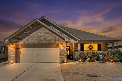 372 Willow Bank Cir, Decatur, AL, 35603-7803 | Card Image