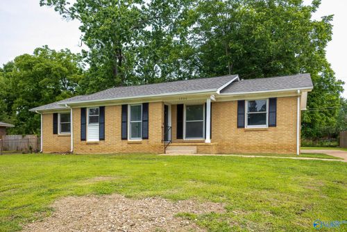 3906 Broadmor Rd Nw, Huntsville, AL, 35810-4003 | Card Image
