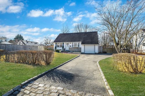 34 Lakeland St, Bay Shore, NY, 11706-2624 | Card Image