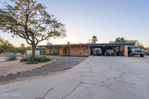 8615 N Hickory Dr, Tucson, AZ, 85704-3320 | Card Image