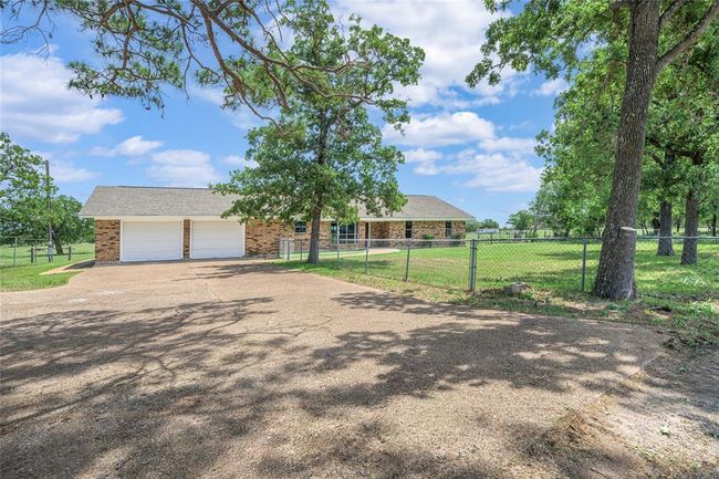 5131 N Us Highway 77, Home with 4 bedrooms, 3 bathrooms and 4 parking in Warda TX | Image 27