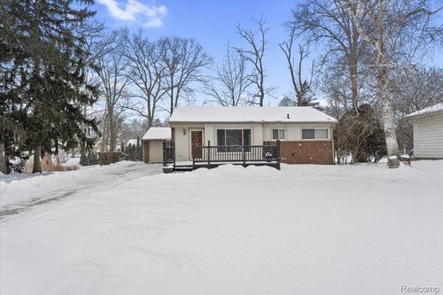 28706 Southpointe Rd, Grosse Ile, MI, 48138-2027 | Card Image