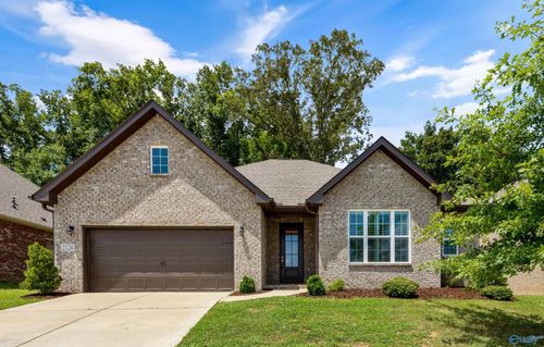 2124 Big Leaf Dr Sw, Huntsville, AL, 35803-3395 | Card Image